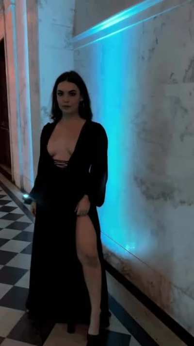 IG Story cleavage dress