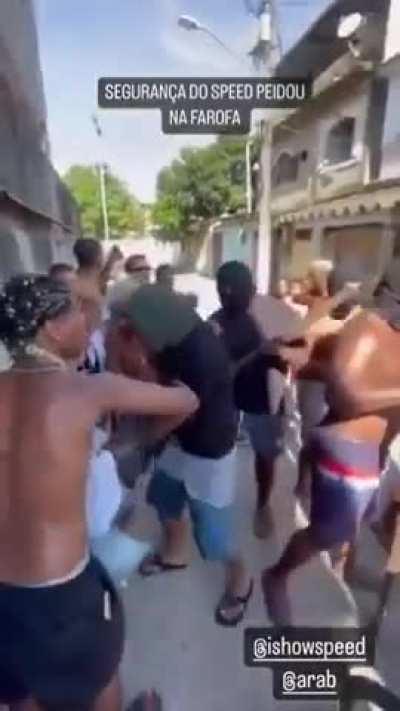 Um rapper americano achou que estava pronto para encarar a favela. Os moradores resolveram dar aquele susto nele, e o resultado? Ele n&atilde;o segurou as l&aacute;grimas! Kkkk