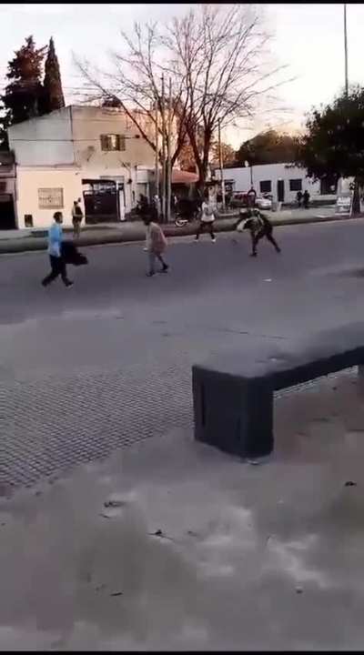 Hinchas de Gimnasia agarraron a piedrazos a los de Romerense creyendo que eran de Estudiantes
