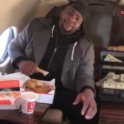 Glen "Big Baby" Davis responding to his 2018 drug arrest by flexing a pile of cash and his championship ring on a private jet (3/17/18)