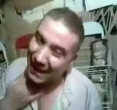 Árabe le enseña a sus amigos lo q puede hacer con la garganta(no porno)