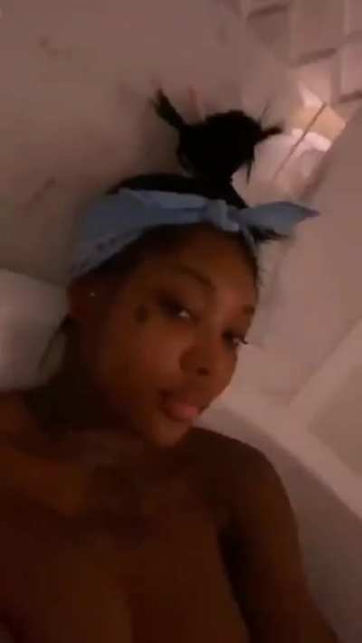 Bath tub