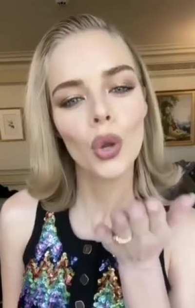 Blowing kisses 😏
