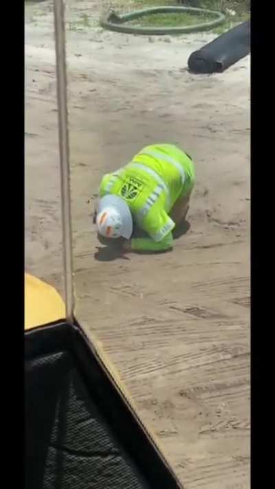 cOwOrkeR gEtS CRuShEd To dEaTh bY hEaVy MAcHinEry! BeSt fRiEnD tRiEs cpr