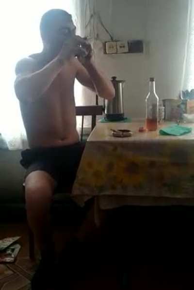 Могла бы и помочь! Снимает сидит!