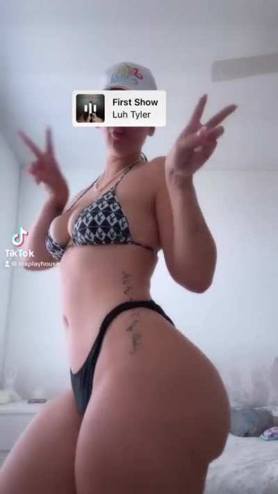 SHOWIN THAT BODY OFF