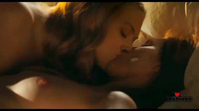 Amanda Seyfried and Julianne Moore, in Chloe.