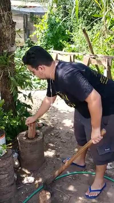 My friend gave an fine class about wood chopping, very impressive skils