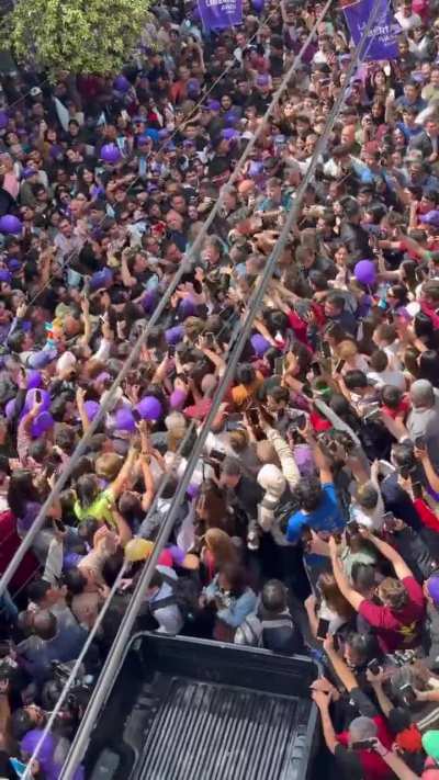 Una gran cantidad de personas estuvieron presentes en la gira del presidente Milei por Santiago del Estero.
