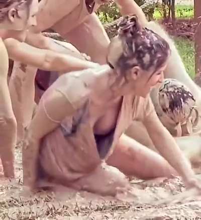Muddy Anna Kendrick in Pitch Perfect 2