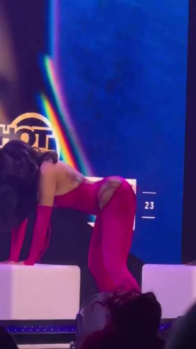 Cardi concert twerk