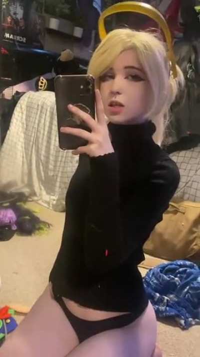 chloe is hot as fuck bro i&rsquo;ve been up all night browsing her shit