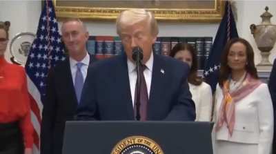 美国总统川普:明年开始美国药品价格将迅速而猛烈下降跻身发达国家最低行列，对那些拒绝向美国民众提供最惠国价格大型制药公司药品征收高达100%关税