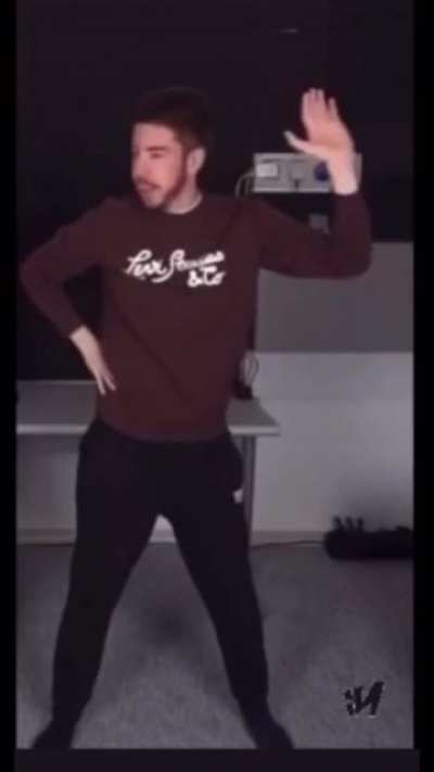 Nessuno: Camper che balla sulla sua canzone preferita: