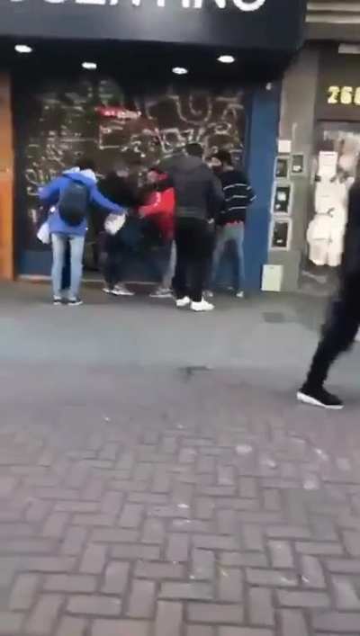 En Quilmes saquean un negocio a plena luz del día
