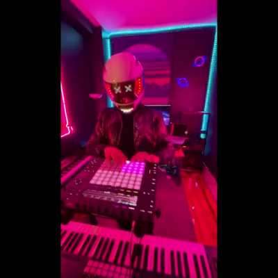 Doja cat &ldquo;Kiss me More&rdquo; - Invisible Friends