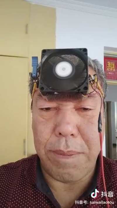 Chinese man with fever installs CPU cooler