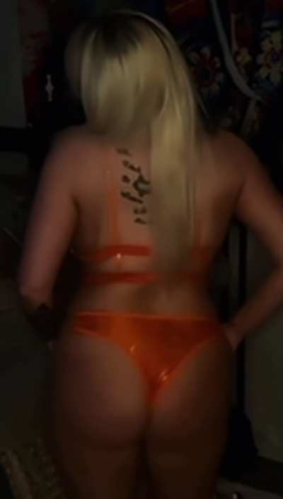 Do you like how this color looks on my nice 🍑?