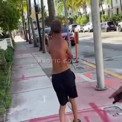 Armless man "armed" with a pair of scissors, only in Miami