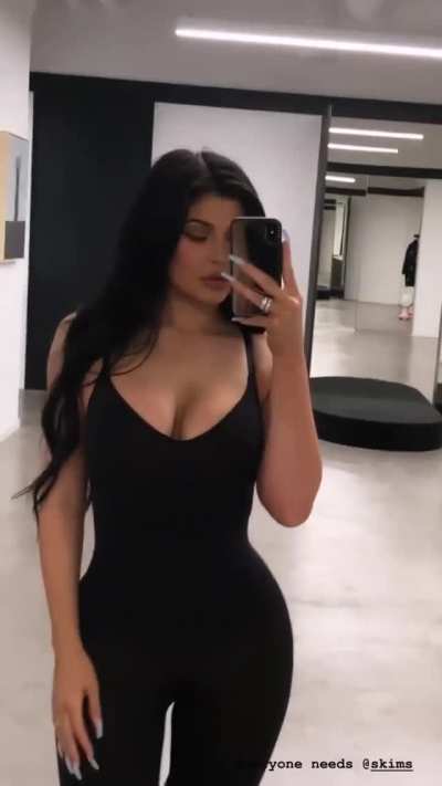 Kylie Jenner the generational icon and queen of the baddies. What’s a boy gotta do to be her subby hubby. 💕