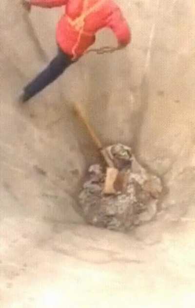 Man gets out of steep hole with no equipment.