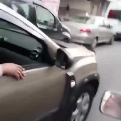ışıkta dilenen dilencilerin bindiği arabayı gören adam deliriyor
