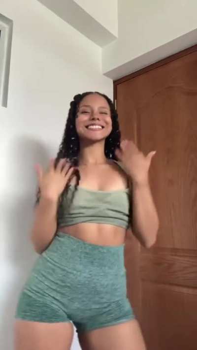 Emily (@ilovesmilinggg)