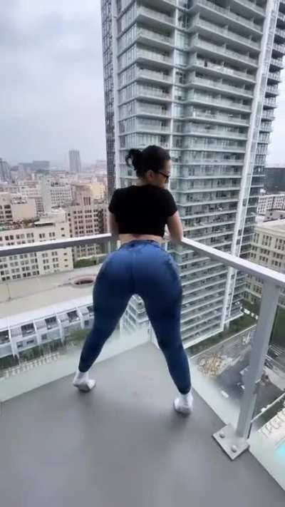 Laawd she&rsquo;s fine rate her out of 10 🍑👀