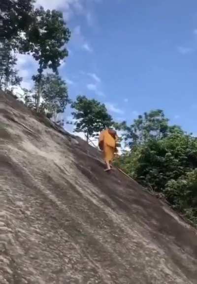 How is he climbing with that ease 😱🙄