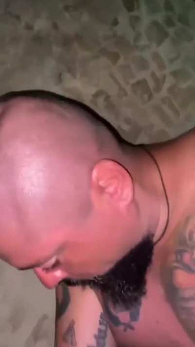 Neo-nazista leva sacode de antiracistas na Praia de Santos - SP. Segundo relatos, ele havia insultado uma pessoa com ofensas raciais (Reparem as tatuagens).