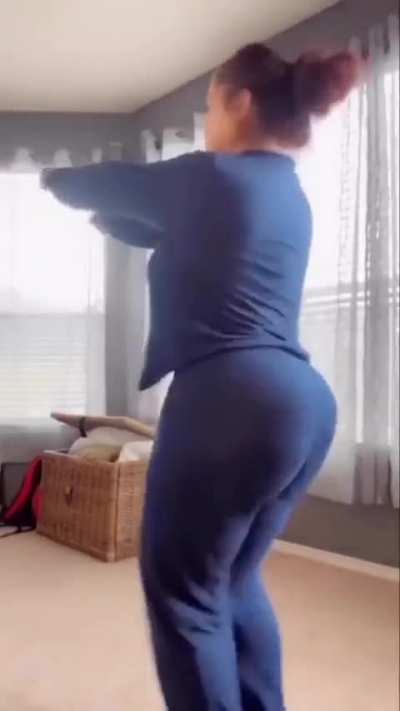 Big Booty PAWG Ass Can&rsquo;t Help But Jiggle ! LMK If y&rsquo;all know who this is ! 