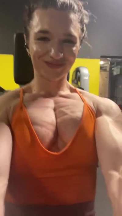 5&rsquo;5 and 200 lbs