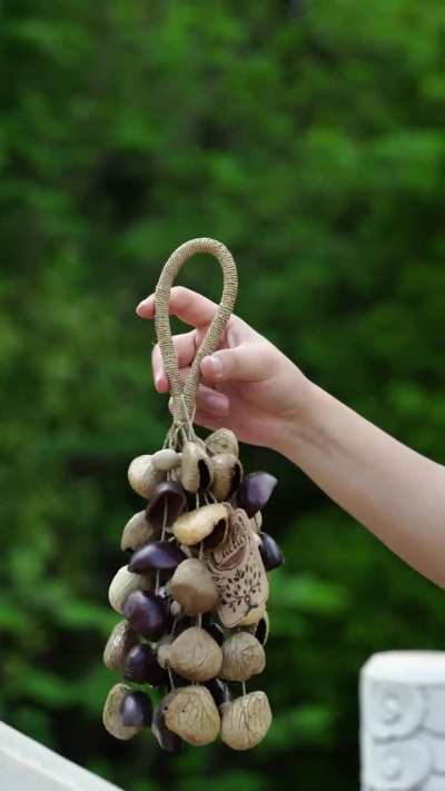 The incredibly dry, hollow clatter of these seed pods. 🍂🔊