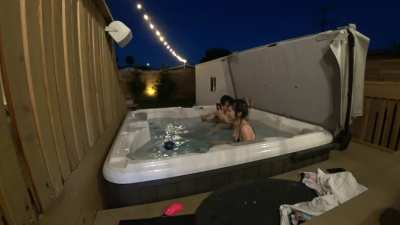 Leena hot tub stream 👀