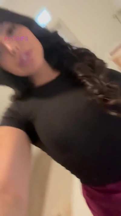 Write &ldquo;yes&rdquo; if you want a video of me cumming in your DMs 🤤