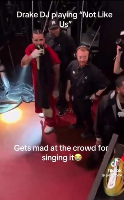 Drake the type of gigantic goofy to scream &ldquo;mods.. get em 😩😠&rdquo; when someone plays &ldquo;not like us&rdquo;