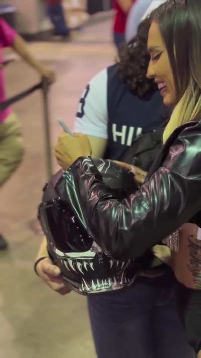 Kelsi Monroe Letting her Fans Feel her Butt at Exxxotica