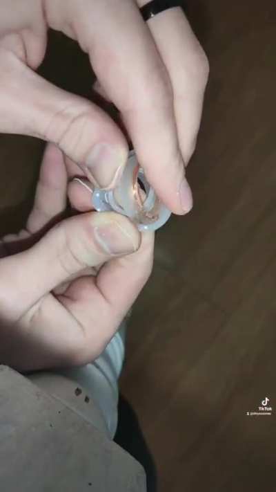 No pude evitar pensar que si va a cargar al kiosco tiene que ENTREGAR EL ANILLO
