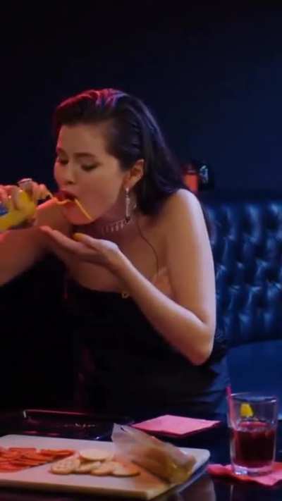 Selena Gomez eating cheese &eth;&sect;
