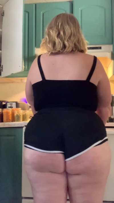 Moving my hips in the kitchen 😘🍑