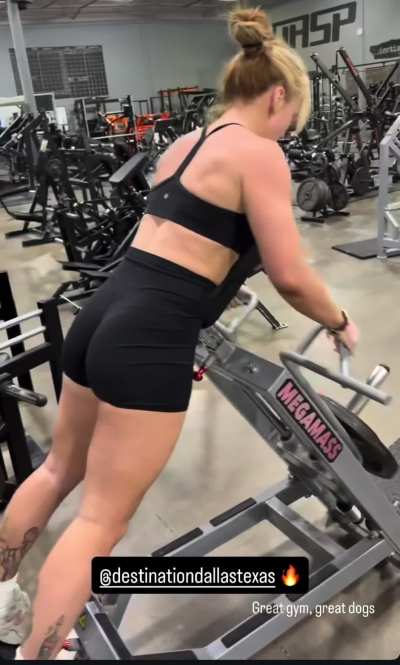 Isla Dawn at the gym 😍😍