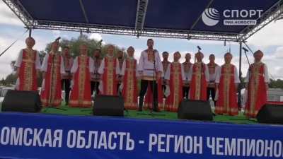 Двукратную олимпийскую чемпионку Виталину Бацарашкину в Омске встретили песней "Ведьмаку заплатите чеканной монетой" в исполнении омского русского народного хора: