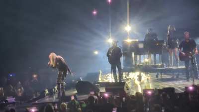 Gwen Stefani &amp; Blake Shelton - Don't Speak Live In Concert