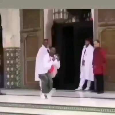 Para que comiencen bien el día, un besugo