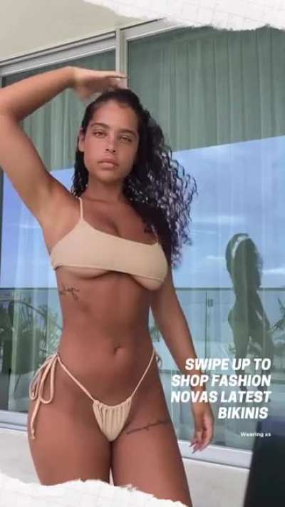 Underboob