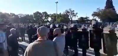 ROSARIO Argentina DETENCIONES a CIUDADANOS que se MANIFIESTAN en contra del ENCIERRO
