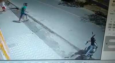 MOTO HONDA ESTACIONA SOZINHA MESMO APÓS ACIDENTE.