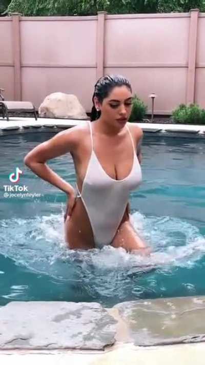 She&rsquo;s a goddess 😇
