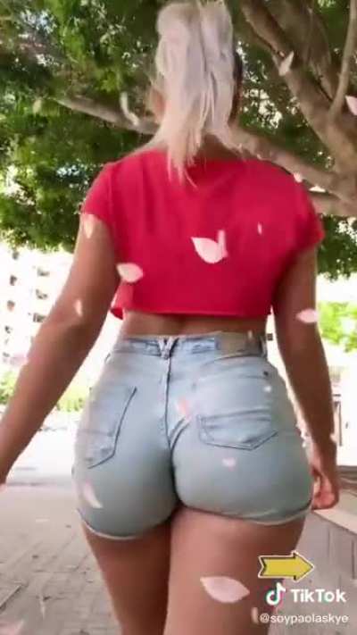 Thick 🎂 🍑