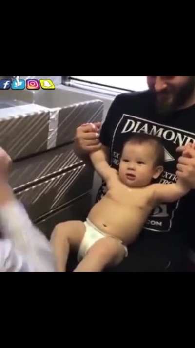 Doctor entertains baby. Baby doesn&rsquo;t feel needle.